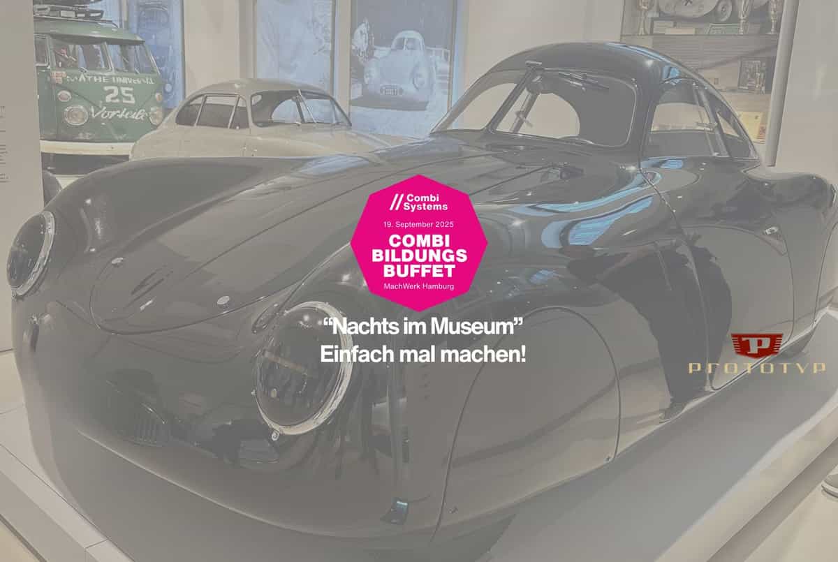 Eine Ausstellungsfläche im Automuseum PROTOTYP mit historischen Fahrzeugen, darunter ein glänzend schwarzer Sportwagen im Vordergrund. Im Hintergrund weitere klassische Automobile, Trophäen und alte Fotografien. In der Mitte des Bildes ist ein pinkes Oktogon mit weißer Schrift, das auf das „Combi Bildungs Buffet“ am 19. September 2025 im MachWerk Hamburg hinweist. Darunter der Slogan „Einfach mal machen!“ und das Motto „Nachts im Museum“. Unten rechts das Logo des PROTOTYP Museums.