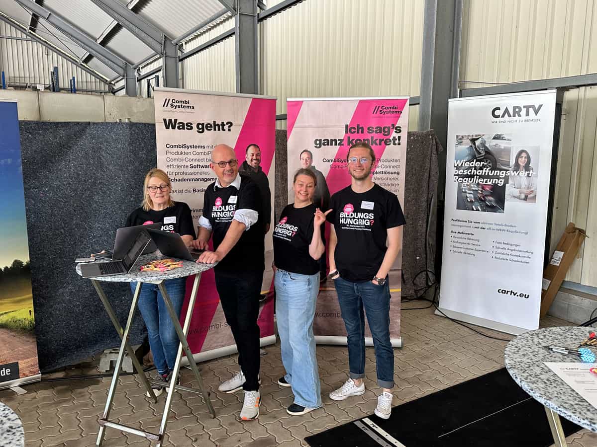 Das CombiTeam beim LeeseDay: Maren Sundermeyer, Christian Schmidt, Katja Lafferenz und Lennart Bornemann präsentieren sich am CombiStand im einheitlichen „Bildungshungrig“-Look des CombiBildungsBuffets.