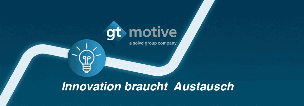 Grafik mit dem Logo von „gt motive – a solvd group company“ und dem Schriftzug „Innovation braucht Austausch“ auf blauem Hintergrund mit stilisiertem Lichtlinien-Design und Glühbirnen-Symbol.