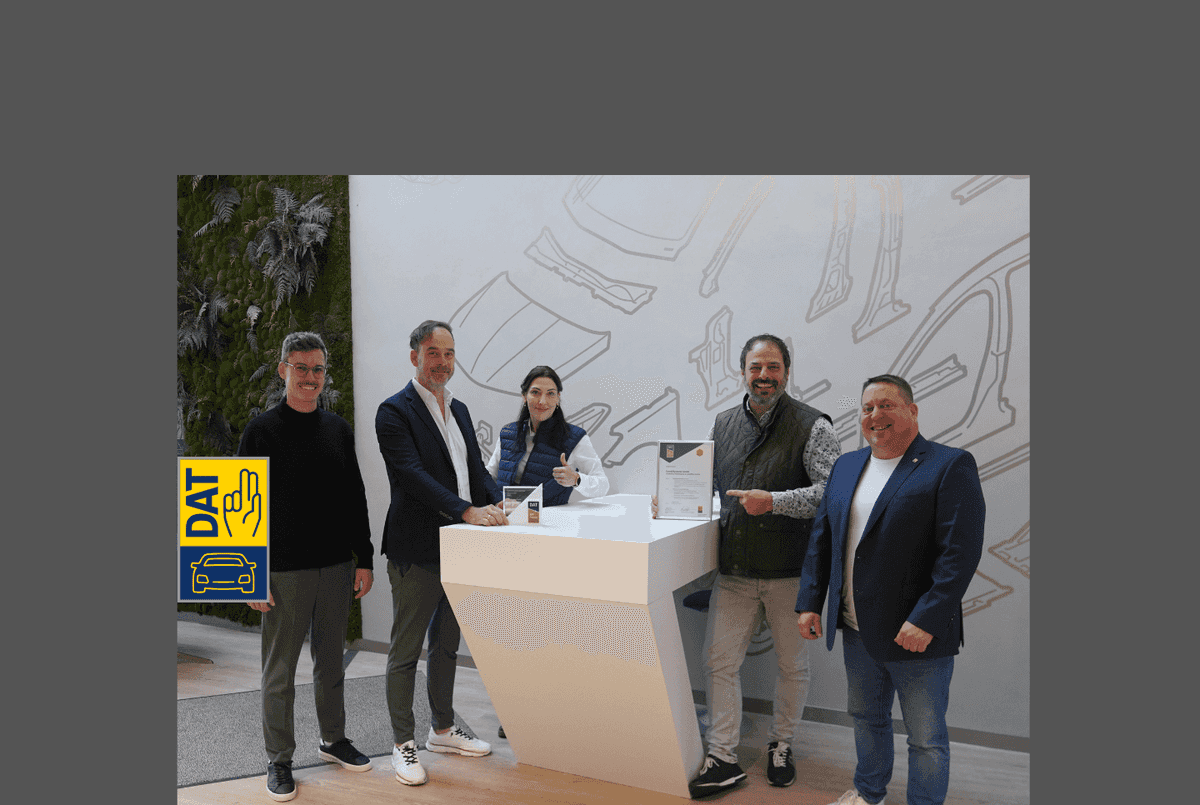 Vertreter der DAT Deutschland überreichen den DAT Award 2025 in Gold an Stefan und Sebastian Grimm von CombiSystems für die Softwarelösungen CombiPlus Professional und CombiPlus Online mit direkter DAT Schnittstelle.