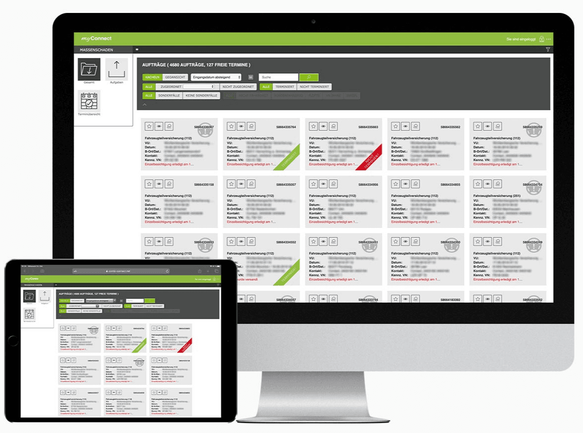 Das Bild zeigt die myConnect Massenschadenportal-Software auf einem Tablet und einem Desktop-Computer. Auf beiden Geräten wird die Benutzeroberfläche des Portals angezeigt, das eine übersichtliche Liste von Schadenfällen mit spezifischen Details zeigt. In der oberen Leiste sind Filter- und Suchfunktionen sichtbar, die eine gezielte Auswahl der Schadenfälle ermöglichen. Durch die farblichen Markierungen (grün und rot) sind die bearbeiteten und noch offenen Fälle leicht erkennbar. Diese Ansicht hilft, die Schadenfälle effizient zu verwalten, mit besonderem Fokus auf eine unkomplizierte Terminierung und die Verwaltung der Aufträge im Massenschadenfall. Das Design der Software ist auf Benutzerfreundlichkeit ausgelegt, sowohl für die Nutzung auf mobilen Geräten als auch auf Computern.