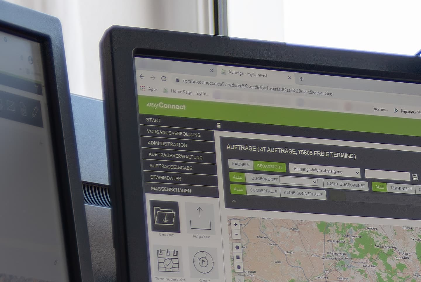 Hier sehen Sie die Benutzeroberfläche des myConnect Massenschadenportals auf einem Desktop-Computer. In der oberen Leiste ist der Titel „myConnect“ sichtbar, und es wird eine Übersicht der aktuellen Aufträge angezeigt, mit offenen Aufträgen und freien Terminen. Der Bereich zur Auftragsverwaltung ist offen, und es gibt Filtermöglichkeiten, um Aufträge nach verschiedenen Kriterien wie „zugeordnet“ oder „nicht zugeordnet“ zu sortieren. Auf der rechten Seite des Bildes ist eine Kartenansicht sichtbar, die eine geografische Darstellung der Aufträge zeigt. Das Portal erleichtert die effiziente Verwaltung und Terminierung von Massenschäden.