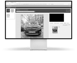 In der Webanwendung myConnect ist ein schwarzes und weißes Bild eines Opel-Fahrzeugs auf dem Bildschirm eines Desktop-Computers zu sehen. Die Ansicht zeigt das Fahrzeug frontal, und es scheint ein Schaden an dem Fahrzeug dokumentiert zu werden. Auf der rechten Seite sind die entsprechenden Schadeninformationen und -dokumente zu sehen.