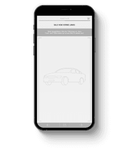 Die WebApp von CombiPlus Online ist auf einem Smartphone zu sehen. Auf dem Display wird eine leere Darstellung eines Fahrzeugs angezeigt, das der Nutzer für die Schadenserfassung fotografieren soll. Die WebApp ermöglicht es, direkt über das Smartphone Informationen zum Fahrzeug und zum Schaden zu erfassen, was die Bearbeitung von Schadenfällen vereinfachen und beschleunigen soll.