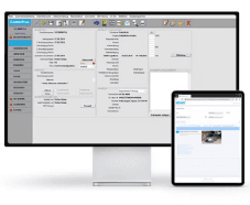 In diesem Bild wird die CombiPlus Software auf einem Desktop-Computer angezeigt. Neben dem Monitor ist ein Tablet zu sehen, auf dem ebenfalls eine Ansicht der Software dargestellt wird. Die Software zeigt Schadeninformationen, Fahrzeugdaten und zugehörige Dokumente an. Die Benutzeroberfläche ist so gestaltet, dass sie sowohl auf dem Desktop als auch auf mobilen Geräten genutzt werden kann, um Schadenfälle effizient zu bearbeiten.