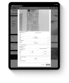 Das Bild zeigt die Benutzeroberfläche des Fahrzeugscheinscanners in der CombiPlus Software auf einem Tablet. Der Bildschirm zeigt ein hochgeladenes Bild des Fahrzeugscheins sowie ein Formular, in dem die Fahrzeughalterinformationen und Fahrzeugdaten erfasst werden. Auf dem Tablet werden die Felder zum Ausfüllen der Fahrzeugdaten angezeigt, darunter der Name des Fahrzeughalters, Fahrzeugdetails und Zulassungsinformationen.