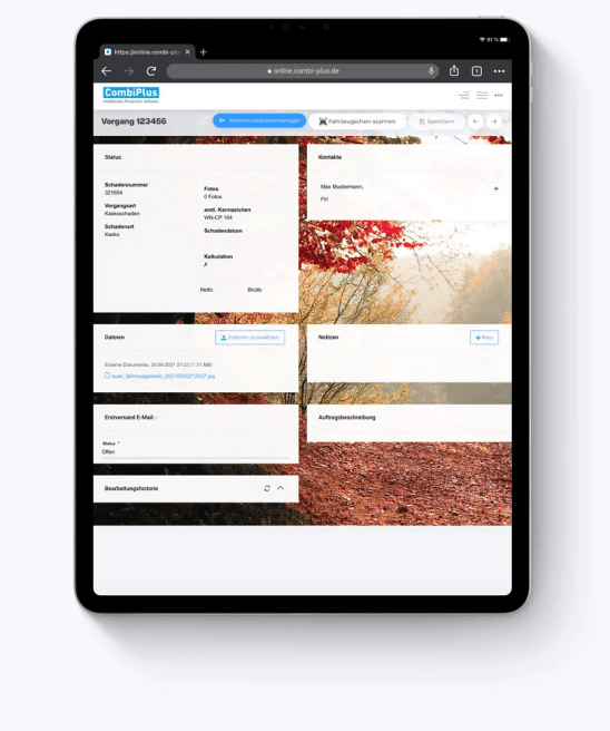 Das Bild zeigt eine Tablet-Ansicht der CombiPlus-Software. Auf dem Bildschirm sind Details zu einem Vorgang sichtbar, darunter die Schadenummer, der Status des Vorgangs, und Informationen zu den Kontakten. Rechts neben diesen Daten befindet sich ein Bild eines herbstlichen Walds als Hintergrund. Unterhalb des Vorgangs sind Felder für das Hinzufügen von Dateien und Notizen sichtbar. Es gibt auch ein Feld für eine E-Mail-Adresse sowie die Bearbeitungshistorie des Vorgangs. Der Nutzer hat die Möglichkeit, Dateien hochzuladen und Notizen hinzuzufügen.