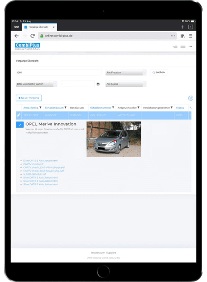 CombiPlus Online Software auf einem Tablet. Es ist eine Vorgangübersicht für ein Fahrzeug sichtbar, in diesem Fall ein Opel Meriva Innovation. Die Software ermöglicht es, Details zum Fahrzeug, Schadenstaten und zugehörige Dokumente zu sehen. Auf der linken Seite sind Filteroptionen für die Suche nach verschiedenen Schadenfällen und Fahrzeugen zu erkennen. Diese mobile Lösung bietet eine benutzerfreundliche Oberfläche für die schnelle und effiziente Bearbeitung von Schadenfällen und Fahrzeugdaten vor Ort.