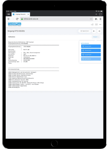 Die CombiPlus Online Software auf einem Tablet, die eine detaillierte Kalkulation für einen Schadenfall anzeigt. Auf der linken Seite sind wichtige Fahrzeugdaten und Schadensinformationen zu finden, während auf der rechten Seite verschiedene Optionen wie Speichern, Drucken und Exportieren angezeigt werden. Die Ansicht enthält eine Reparaturkostenkalkulation, die alle relevanten Details zu den notwendigen Reparaturen und den damit verbundenen Kosten auflistet. Diese mobile Lösung ermöglicht eine schnelle und effiziente Schadenbearbeitung direkt vor Ort.