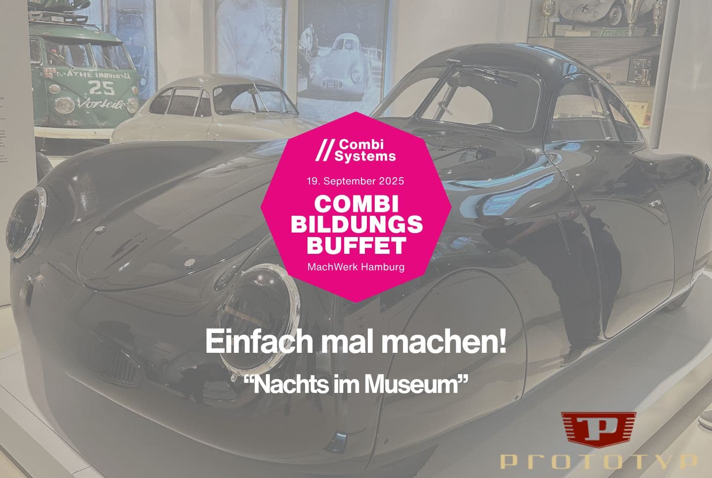 Eine Ausstellungsfläche im Automuseum PROTOTYP mit historischen Fahrzeugen, darunter ein glänzend schwarzer Sportwagen im Vordergrund. Im Hintergrund weitere klassische Automobile, Trophäen und alte Fotografien. In der Mitte des Bildes ist ein pinkes Oktogon mit weißer Schrift, das auf das „Combi Bildungs Buffet“ am 19. September 2025 im MachWerk Hamburg hinweist. Darunter der Slogan „Einfach mal machen!“ und das Motto „Nachts im Museum“. Unten rechts das Logo des PROTOTYP Museums.