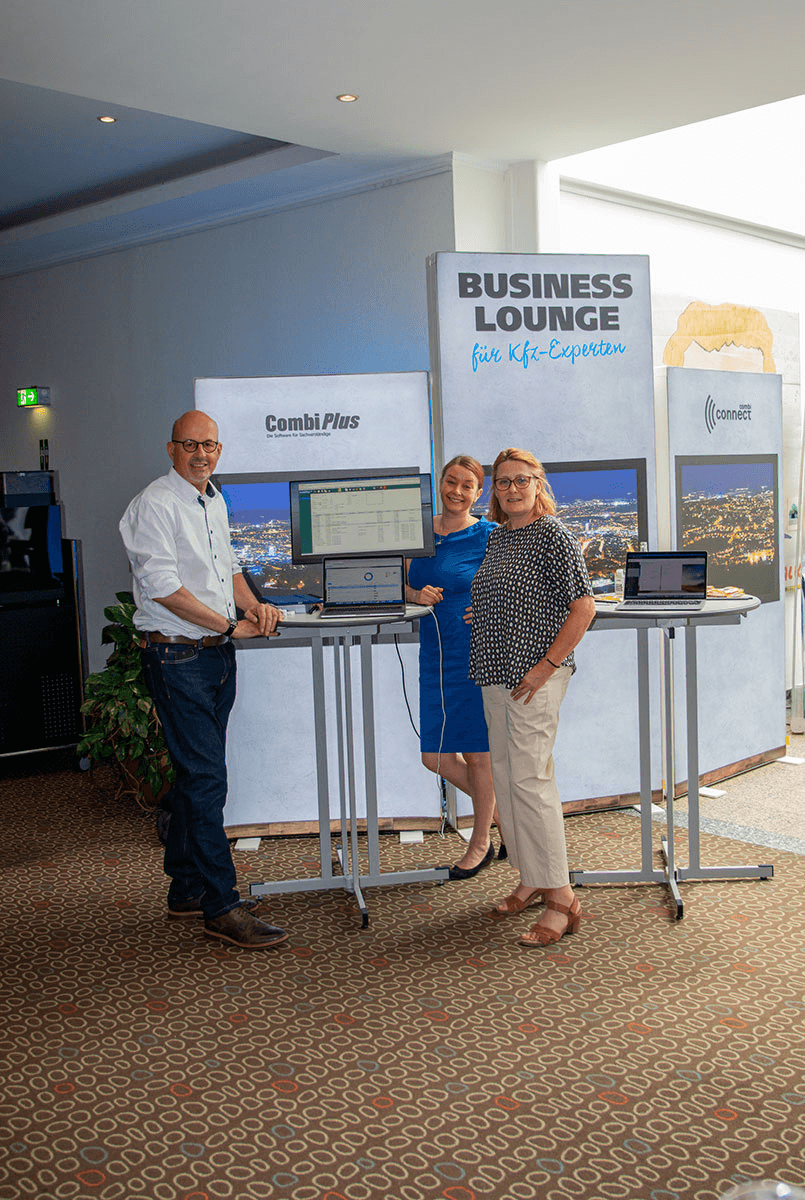 Christian Schmidt, Maren Sundermeyer und Katja Lafferenz präsentieren in der Business Lounge die Softwarelösungen CombiPlus und CombiConnect – ein professioneller Messeauftritt des CombiTeams