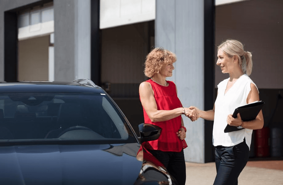 Victoria von Alkewitz begrüßt eine Kundin vor einem Fahrzeug – vertrauensvoller Kundenkontakt im modernen Kfz-Schadenmanagement.