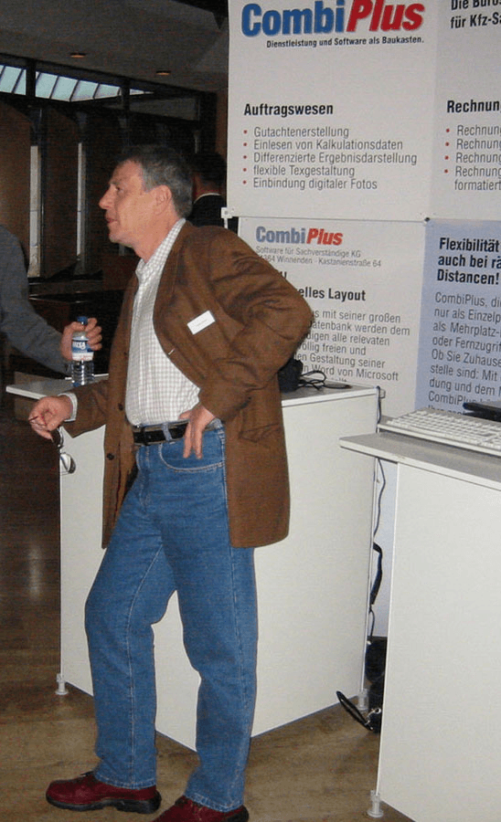 Bodo Grimm am CombiPlus-Messestand – Pionier der digitalen Gutachtersoftware und prägende Figur im Kfz-Schadenmanagement.