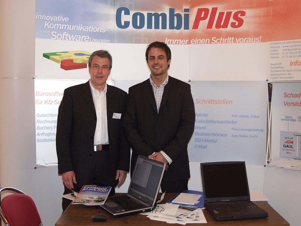 Bodo Grimm und Stefan Grimm am CombiPlus-Messestand – zwei Generationen Softwarekompetenz vereint für moderne Kfz-Schadenmanagementlösungen.