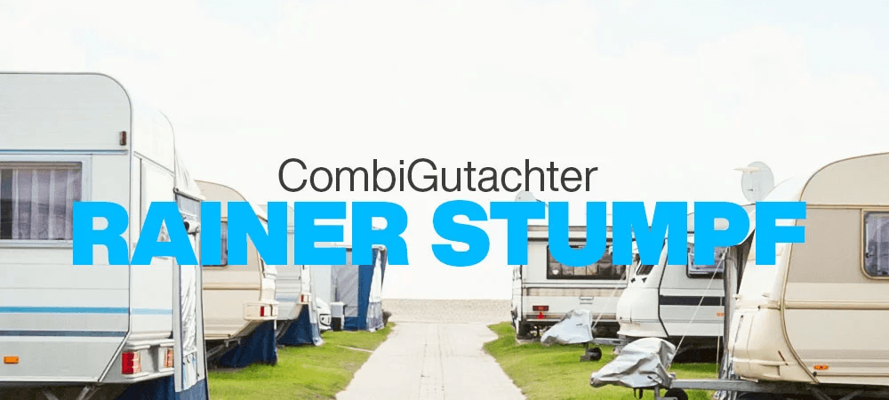 Grafik mit dem Schriftzug „CombiGutachter RAINER STUMPF“ vor einem Hintergrund mit geparkten Wohnwagen auf einem Campingplatz. Die Szene vermittelt den thematischen Schwerpunkt auf Caravan-Gutachten und mobile Fahrzeugbewertung.