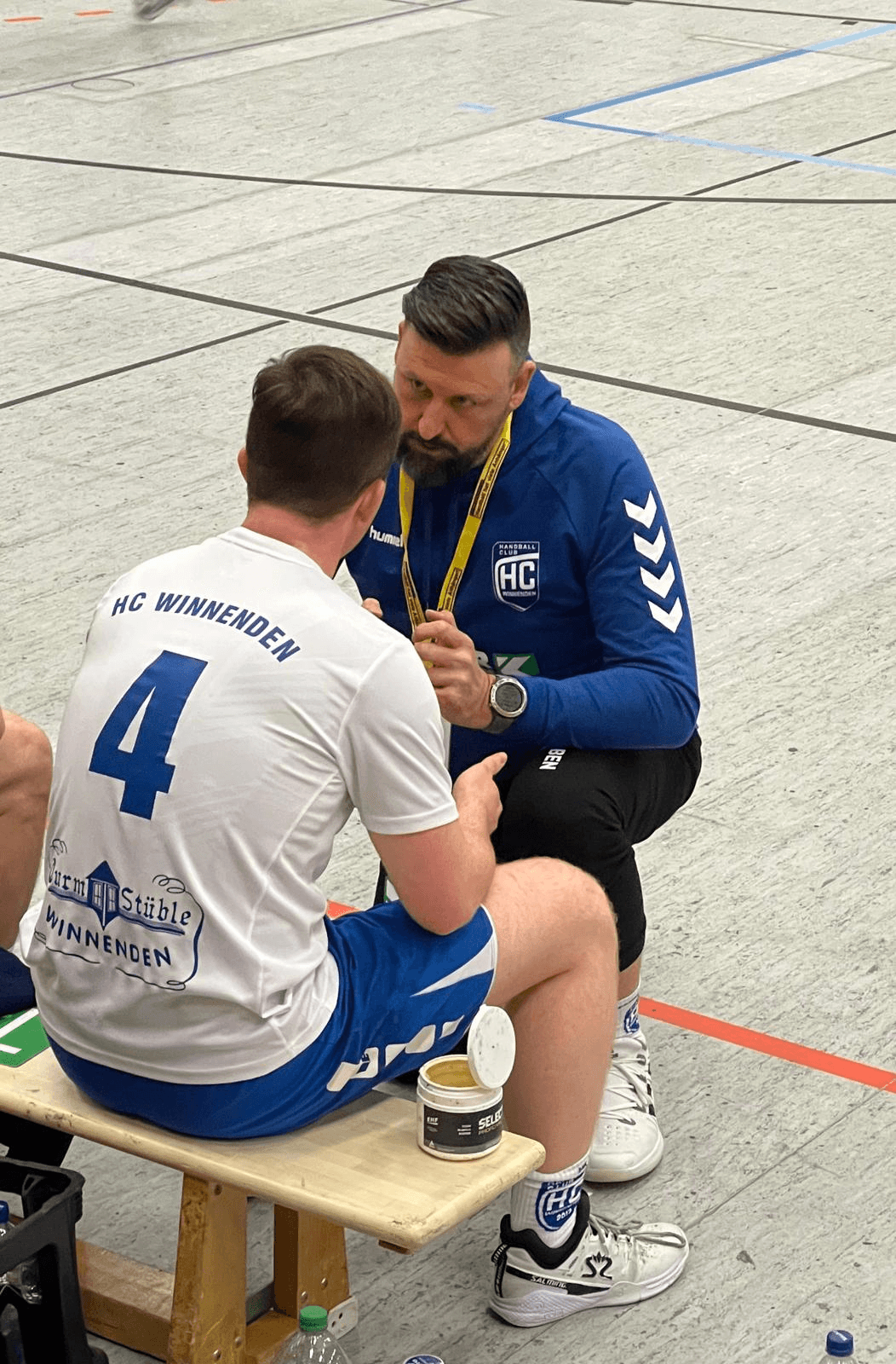Mitten im Spielgeschehen zeigt sich David Wilhelmi vom CombiSupport-Team auch abseits des Schreibtischs als echter Teamplayer. Hier gibt er in seiner Rolle als Trainer des HC Winnenden taktische Anweisungen – mit vollem Einsatz, Konzentration und echter Leidenschaft. Seine Stärke, Menschen zu führen und zu motivieren, bringt er nicht nur auf dem Spielfeld ein, sondern auch täglich im Support für CombiKunden.