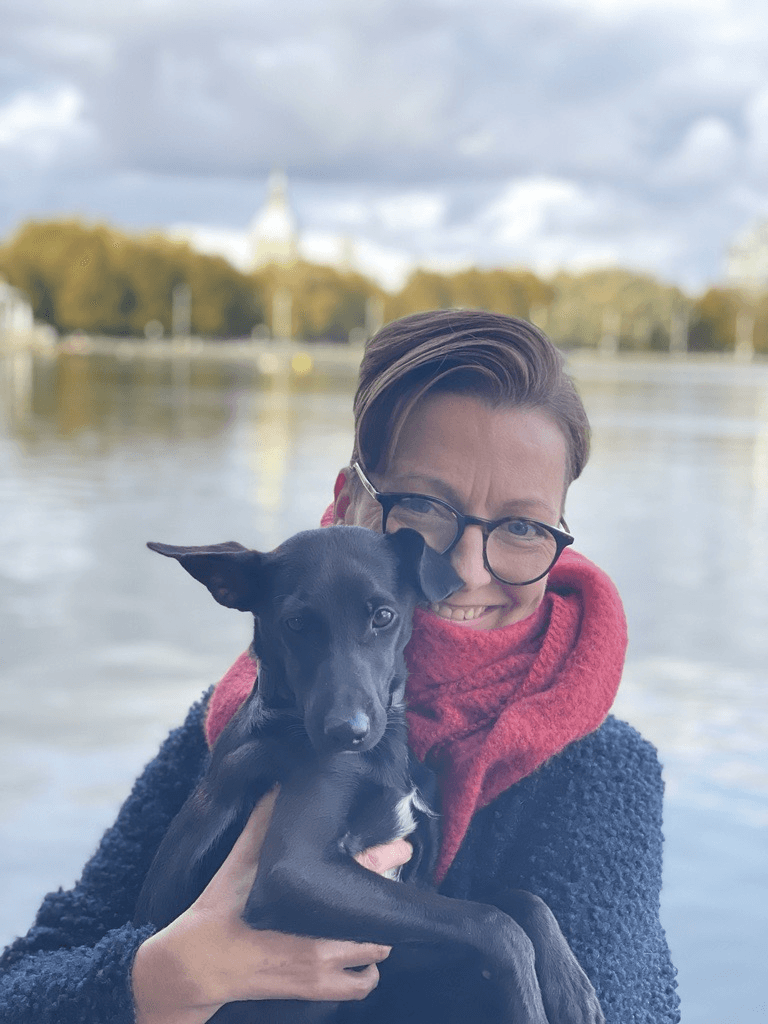 Ein entspannter Moment abseits des Bildschirms: Acoll Busche vom CombiSupport genießt die frische Luft am Wasser – natürlich in Begleitung von ihrem treuen Vierbeiner Eddie. Mit einem Lächeln im Gesicht und dem Hund im Arm zeigt sie, dass Herz und Kompetenz sich wunderbar ergänzen.