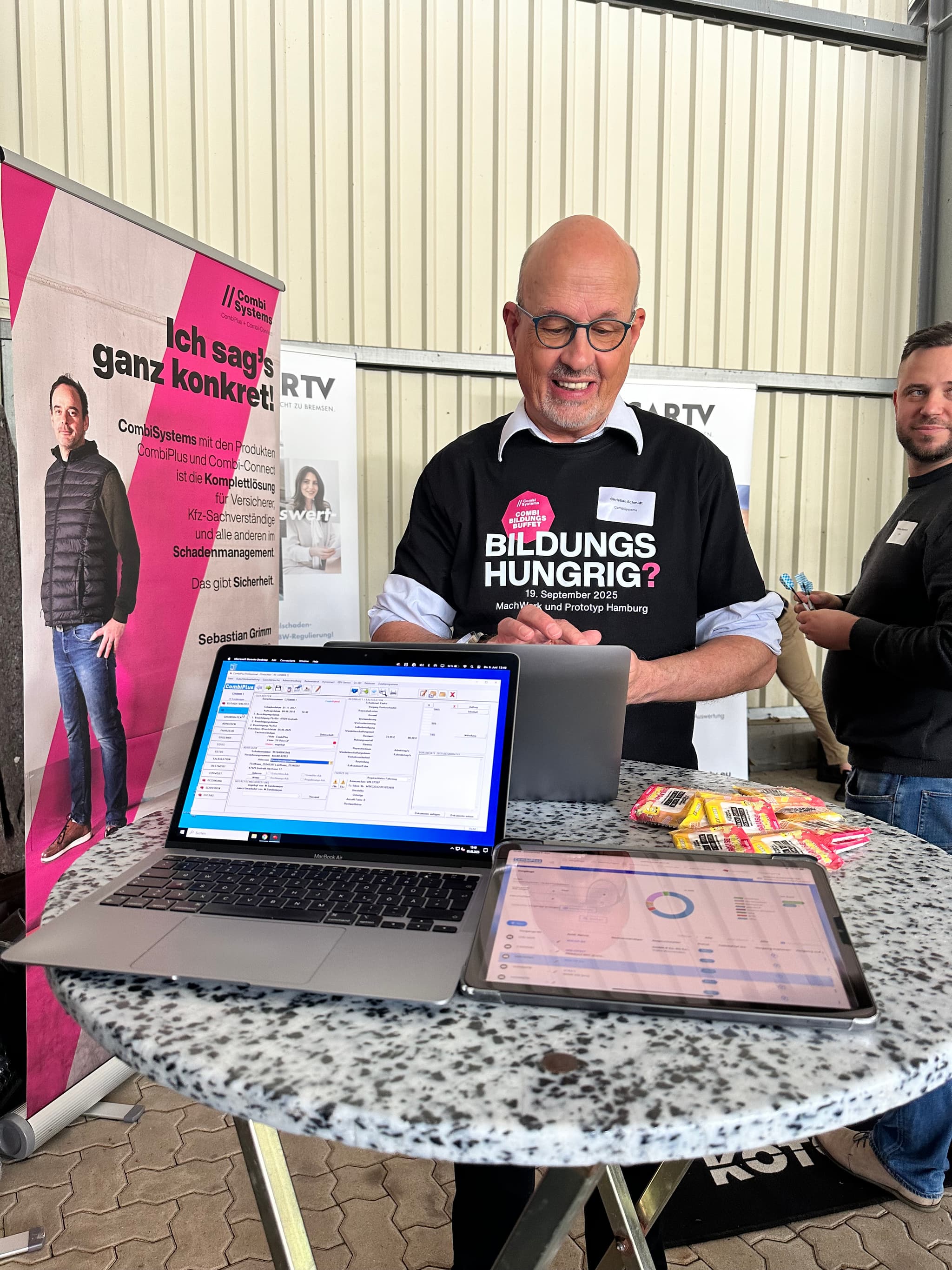 Christian Schmidt vom CombiTeam präsentiert beim LeeseDay die CombiProdukte. Mit „Bildungshungrig?“-Shirt ausgestattet, demonstriert er engagiert die Softwarelösungen am Stand.