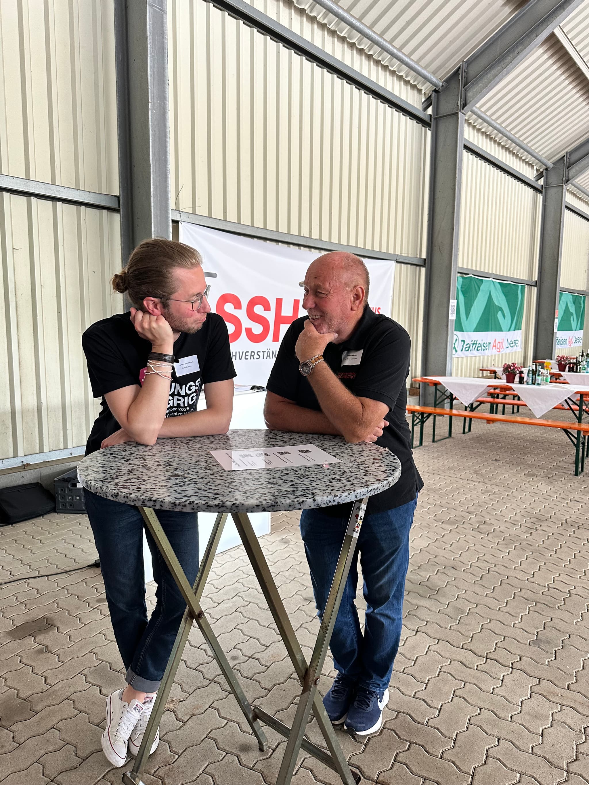 Lennart Bornemann im Gespräch beim LeeseDay – in lockerer Atmosphäre am Stehtisch, ausgestattet mit seinem „Bildungshungrig?“-Shirt des CombiBildungsBuffets.