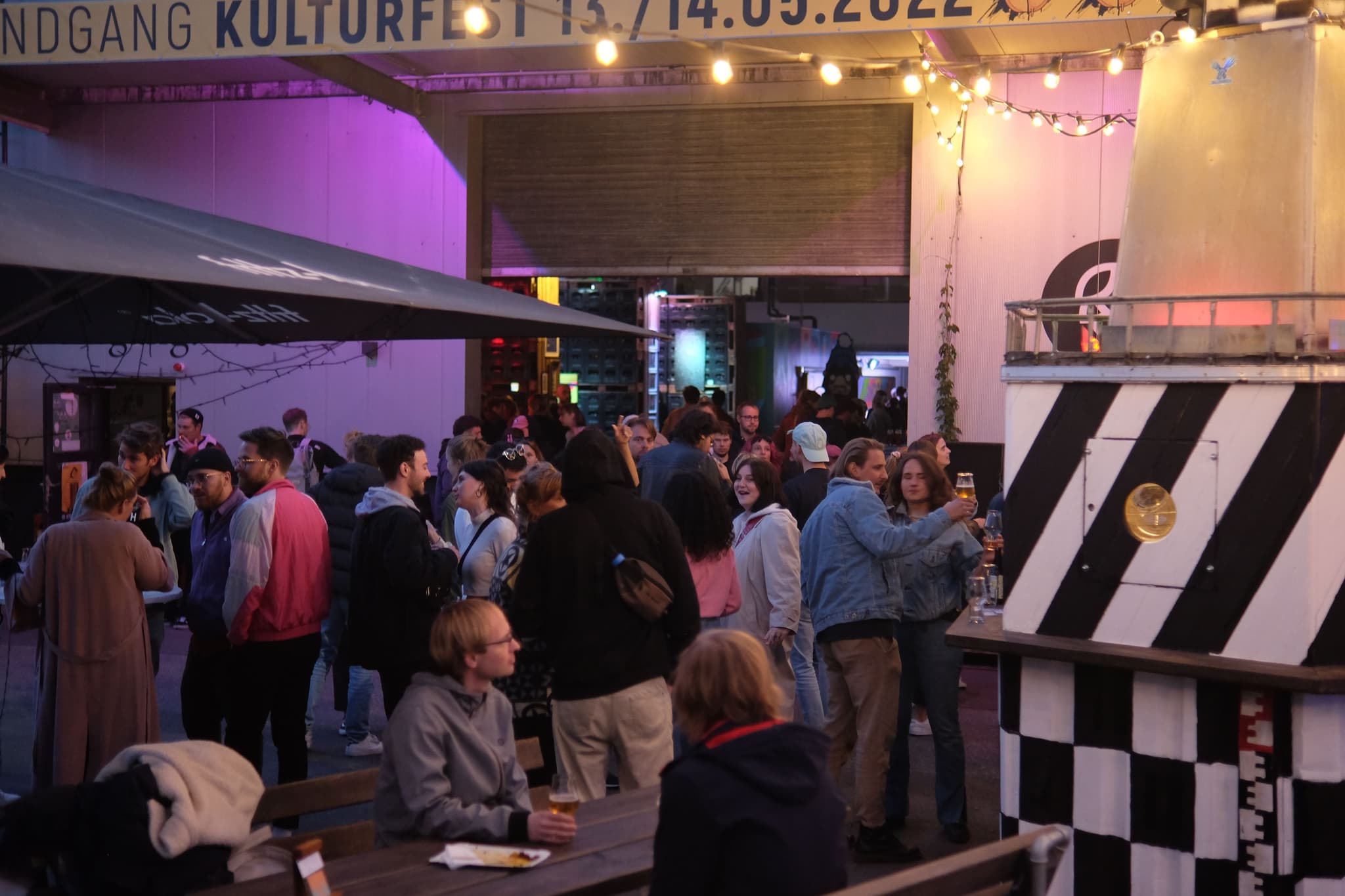  Dichtes Get-together beim Landgang Kulturfest – entspannte Feierabendstimmung mit Drinks, Lichterketten und vielen jungen Besucher*innen.