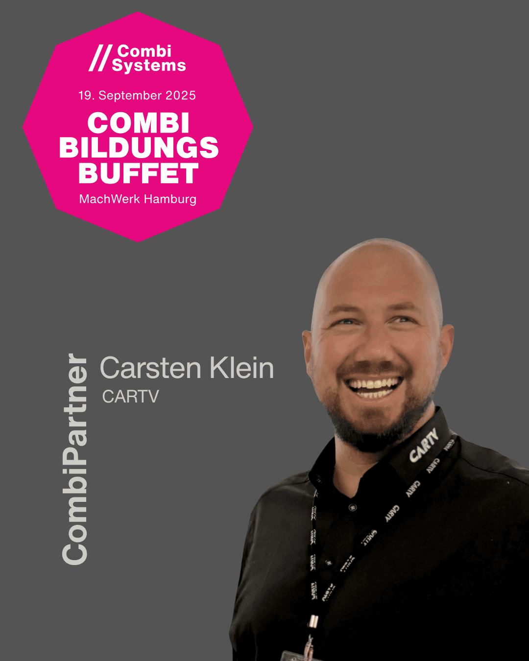 Porträtfoto von Carsten Klein, CombiPartner und Vertreter von CARTV, vor grauem Hintergrund. Oben links das pinke Logo des CombiBildungsBuffet 2025 im MachWerk Hamburg.