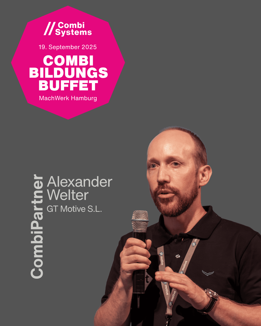 Foto von Alexander Welter, GT Motive S.L., beim Sprechen mit Mikrofon vor grauem Hintergrund mit CombiBildungsBuffet-Logo und Eventdatum 19. September 2025, MachWerk Hamburg