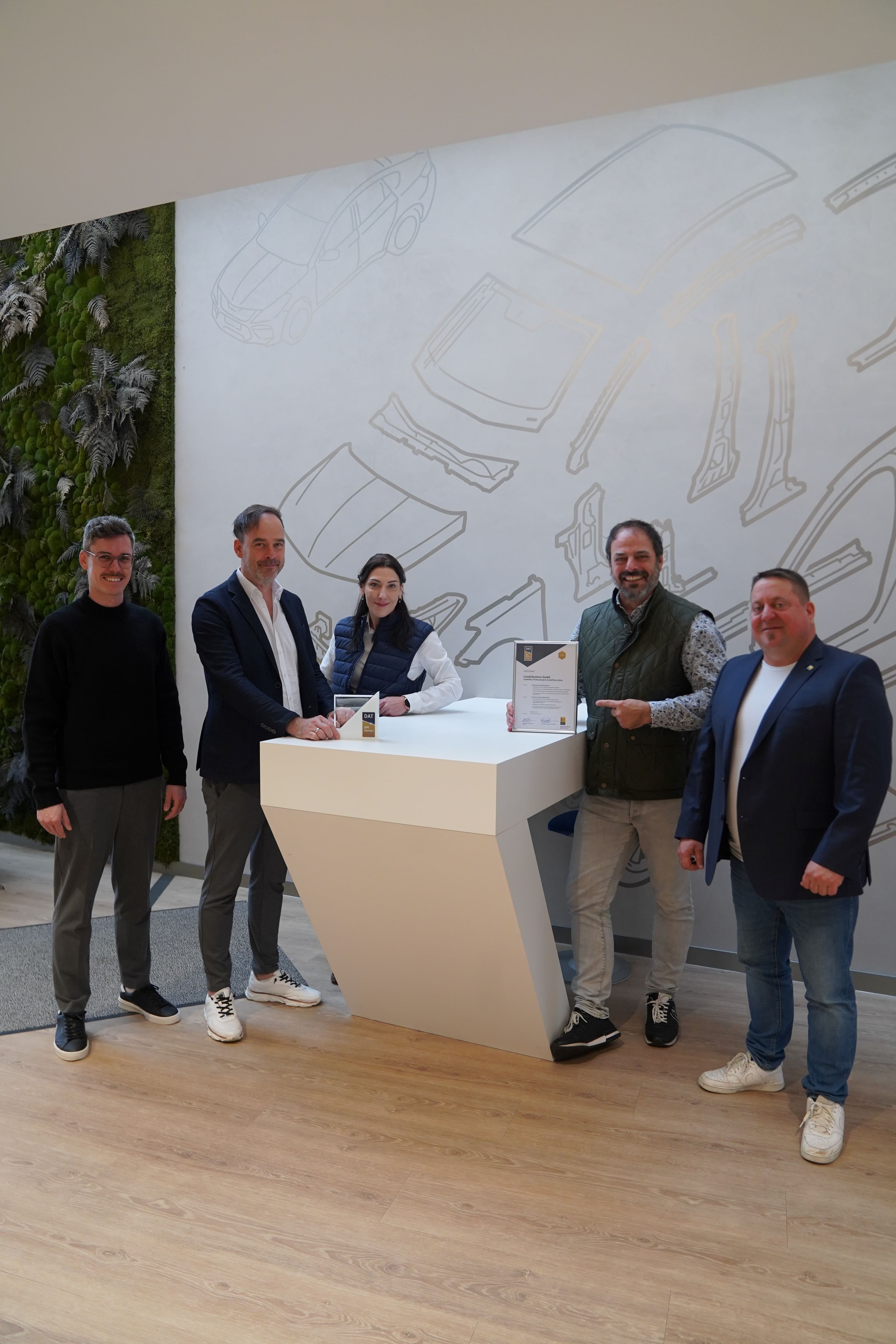 Vertreter der DAT Deutschland überreichen den DAT Award 2025 in Gold an Stefan und Sebastian Grimm von CombiSystems für die ausgezeichnete DAT Schnittstelle in CombiPlus Professional und CombiPlus Online.