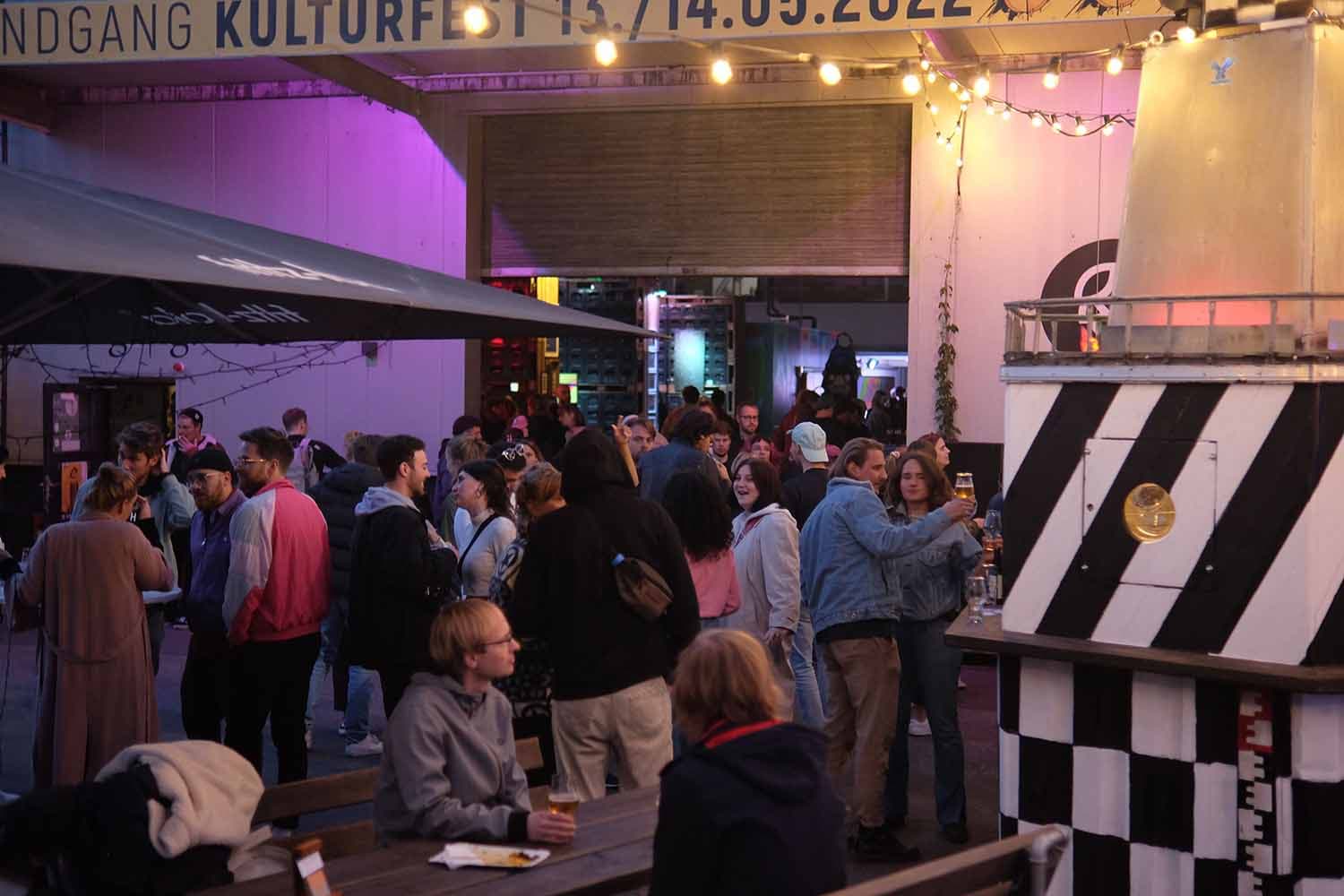  Dichtes Get-together beim Landgang Kulturfest – entspannte Feierabendstimmung mit Drinks, Lichterketten und vielen jungen Besucher*innen.