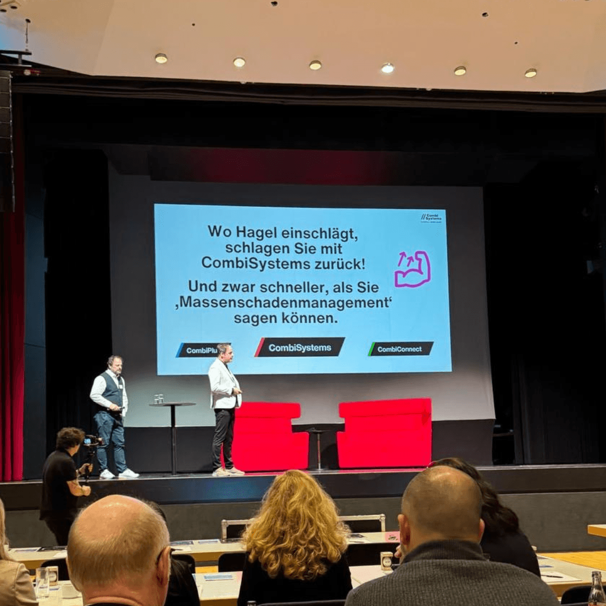 Vortragssituation bei der Hagelakademie in Göppingen mit Präsentation zu digitalem Massenschadenmanagement von CombiSystems.