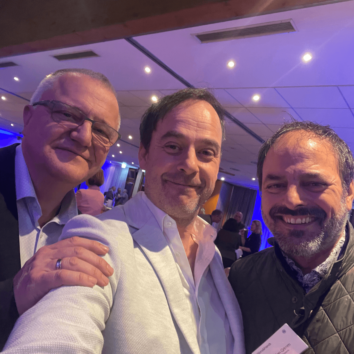 CombiSystems und GT Motive auf dem DAT-Neujahrsempfang, stehend vor einem Eventbanner in einem festlichen Empfangsbereich.