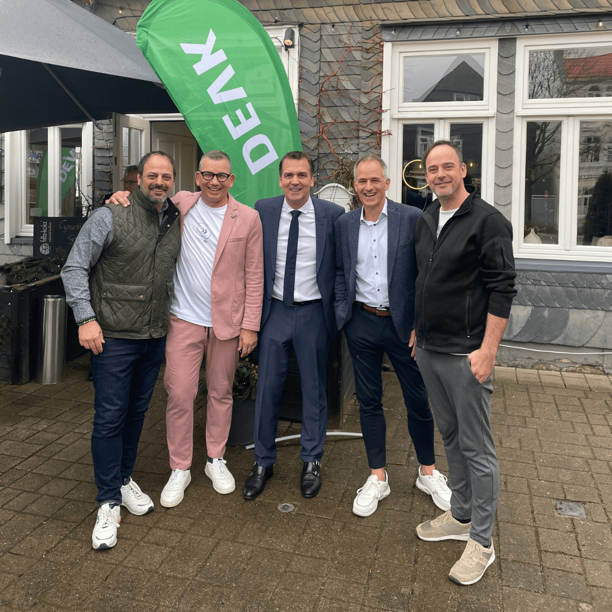 Gruppenaufnahme beim Deutschen Verkehrsgerichtstag in Goslar mit Stefan Grimm und Sebastian Grimm von CombiSystems, e-consalt und CARTV im Ausstellerbereich.