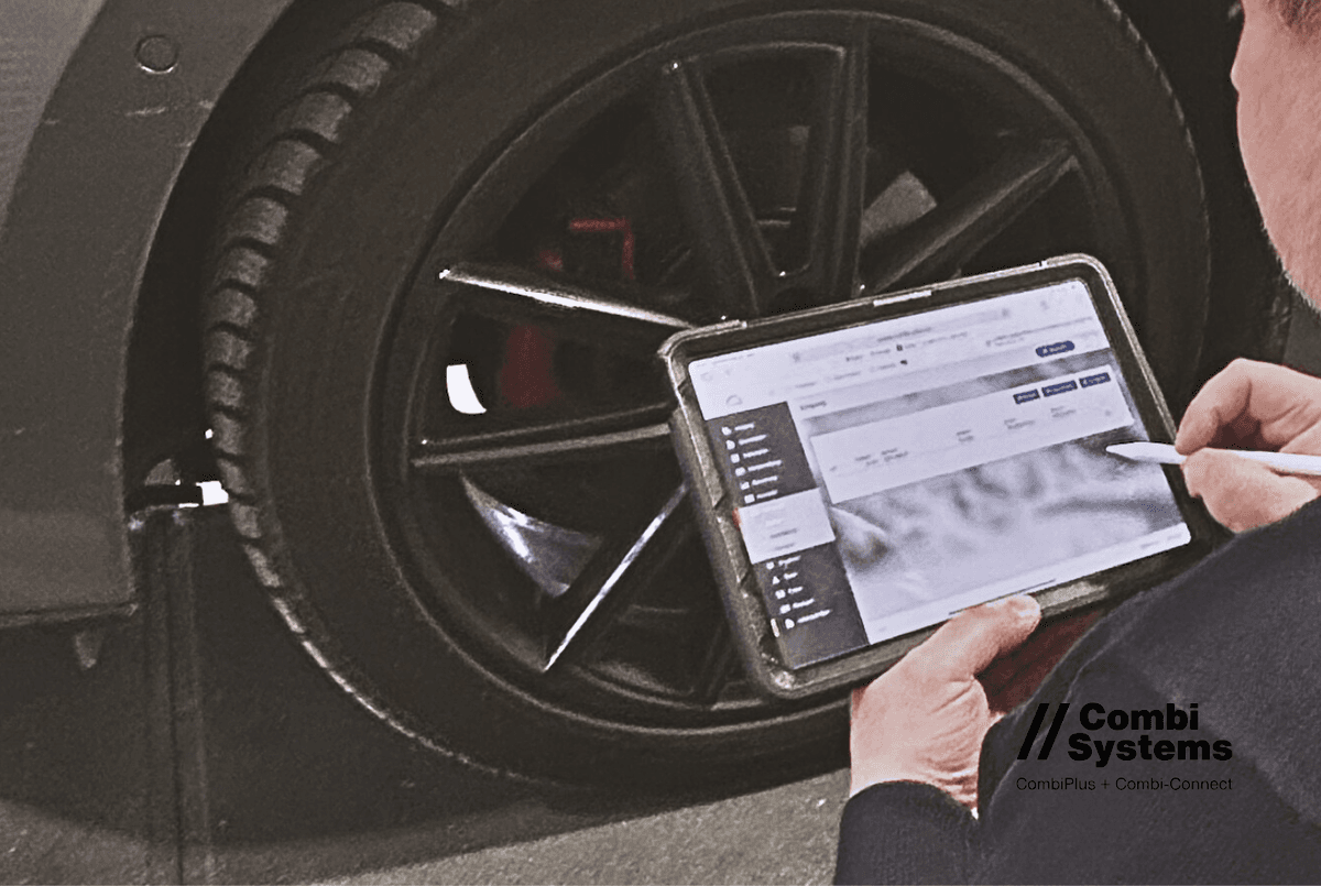 Sachverständiger erfasst einen Fahrzeugschaden direkt am Auto mit Tablet und CombiPlus Hybrid während der digitalen Schadenaufnahme.